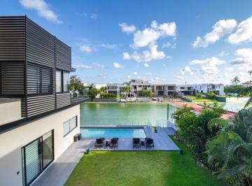 Casa · 1000m² · 5 Recámaras · 2 Estacionamientos · Exclusiva Casa en Venta en Lagos del Sol Cancun