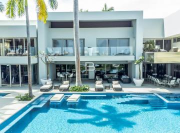 Casa en condominio · 1600m² · 4 Recámaras · 6 Estacionamientos · Isla Dorada Mansión en Venta