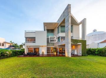 Casa · 861m² · 5 Recámaras · 4 Estacionamientos · Isla Dorada Casa en Venta con Muelle