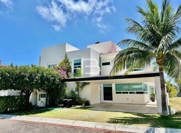 Casa · 450m² · 3 Recámaras · 3 Estacionamientos · Remate de Casa en Cancun Residencial Isla Dorada
