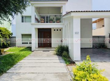 Casa · 367m² · 4 Recámaras · 4 Estacionamientos · Casa en Renta en Yerbaniz