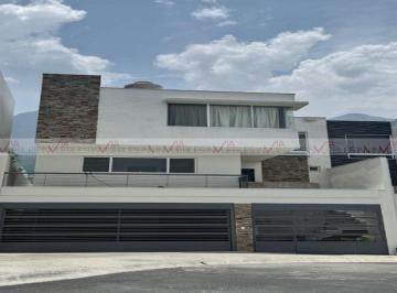 Casa · 302m² · 3 Recámaras · 2 Estacionamientos · Casa en Renta en Puerta de Hierro