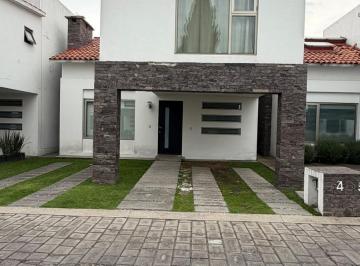 Casa · 3 Recámaras · 2 Estacionamientos · Casa en Renta en Cerca de Town Square, Metepec