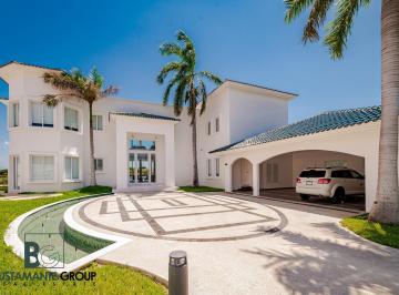 Casa · 1260m² · 4 Recámaras · 3 Estacionamientos · Lujosa Casa en Lagos del Sol