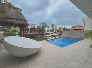 Casa · 4 Recámaras · 3 Estacionamientos · Casa en Venta en Isla Romántica Cancún