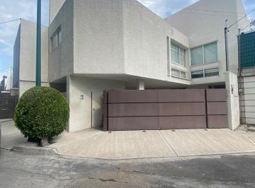 Casa en condominio · 240m² · 3 Recámaras · 4 Estacionamientos · Hermosa Casa en Renta en Calle Cerrada