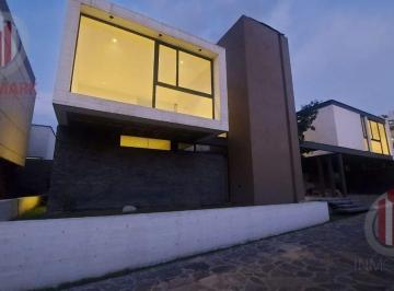 Casa · 302m² · 4 Recámaras · 3 Estacionamientos · Venta Casa en Club de Golf Hacienda