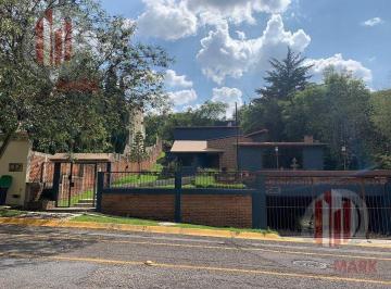 Casa · 1400m² · 4 Recámaras · 6 Estacionamientos · Venta Residencia Club de Golf Chiluca