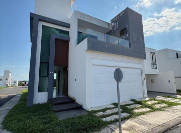 Casa · 150m² · 3 Recámaras · 1 Estacionamiento · Renta de Casa en Lomas de La Rioja, Alvarado, Ver.