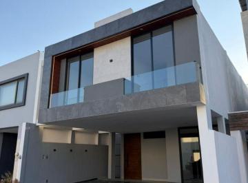 Casa de 4 habitaciones, Irapuato · Casa en Puerta de Hierro con Recámara en Planta Baja