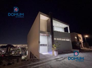 Casa · 2 Estacionamientos · Casa - Lomas de Montecristo