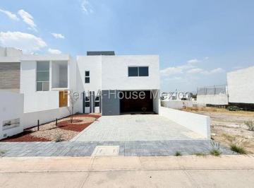 Casa de 3 habitaciones, Querétaro · Grand Juriquilla Vendo Moderna Casa con 3 Niveles 3 Recamara 3 Baños 2 Coches - Ver Descripción