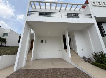 Casa · 200m² · 3 Recámaras · 2 Estacionamientos · Casa en Renta en El Cluster