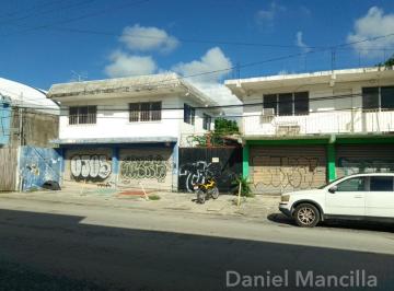 Bodega comercial · 590m² · 4 Recámaras · 6 Estacionamientos · Venta de Propiedad Comercial en Cancún - Para Remodelar - con 2 Locales, 2 Departamentos y 2 Bodegas