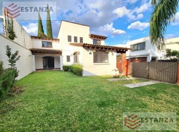 Casa · 242m² · 4 Recámaras · 2 Estacionamientos · Venta y Renta de Casa con Seguridad en Cuernavaca