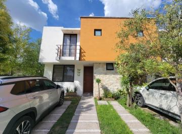Casa de 3 habitaciones, Corregidora · Casa Habitación Unifamiliar Amueblada