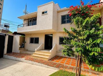 Villa · 200m² · 3 Recámaras · 1 Estacionamiento · Villa en Venta Atras del Club Deportivo