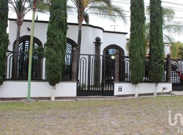 Casa · 822m² · 3 Recámaras · 4 Estacionamientos · Casa en Venta en Colinas del Bosque, El Pueblito, Qro