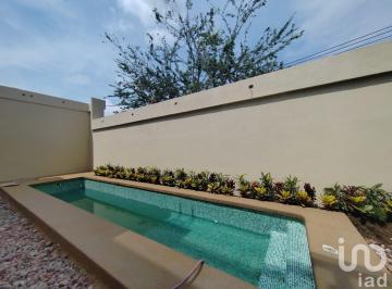 Casa · 240m² · 3 Recámaras · 2 Estacionamientos · Casa en Privada de Solo 9 Casas con Canal de Nado en Delicias, Cuernavaca