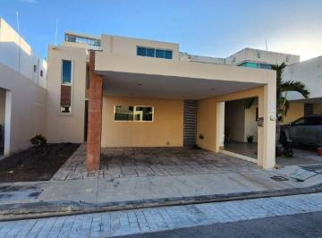 Casa de 3 habitaciones, Mérida · Casa de Dos Pisos con 3 Recamaras en Planta Alta con 2.5 Baños en Privada San Remo en Altabrisa