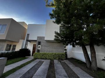 Casa · 213m² · 3 Recámaras · 2 Estacionamientos · Casa en Renta en La Condesa Juriquilla | 3 Recámaras con Baño, Estudio y Sala de Tv