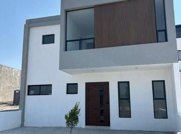 Casa · 160m² · 3 Recámaras · 2 Estacionamientos · Casa en Venta en Preserve Juriquilla con Jardín Privado y 3 Recámaras