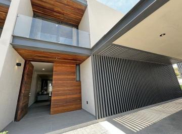 Casa · 200m² · 3 Recámaras · 3 Estacionamientos · Casa en Venta en Altozano Querétaro con Diseño Contemporáneo y Amplitud