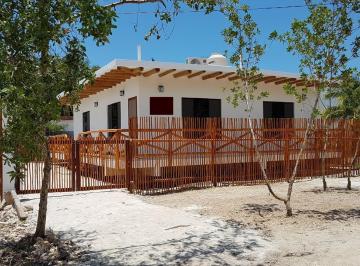 Casa · 300m² · 2 Recámaras · 3 Estacionamientos · Casa de 2 Recámaras con Potencial de Ingresos Cerca de La Playa