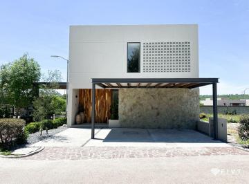 Casa de 4 habitaciones, Querétaro · Casa de 250 m² con 4 Recámaras en Venta en Altozano