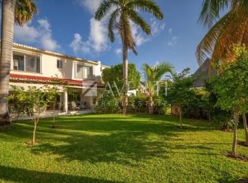 Casa · 458m² · 4 Recámaras · 2 Estacionamientos · Casa en Venta, Isla Dorada Residencial, Cancún Quintana Roo.
