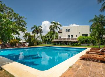 Casa · 300m² · 5 Recámaras · 2 Estacionamientos · Casa en Venta, Villa Sicilia, Zona Hotelera Cancun, Cancún