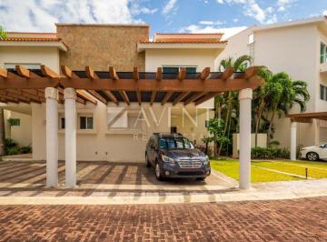 Casa · 585m² · 3 Recámaras · 2 Estacionamientos · Casa Disponible, Isla Dorada Residencial, Cancún.