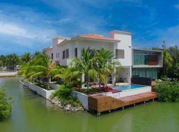 Casa · 500m² · 4 Recámaras · 4 Estacionamientos · Casa en Venta/renta, Isla Dorada, Zona Hotelera Cancun, Cancún