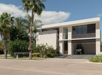 Casa · 534m² · 4 Recámaras · 4 Estacionamientos · Casa en Venta, Los Canales, Puerto Cancún