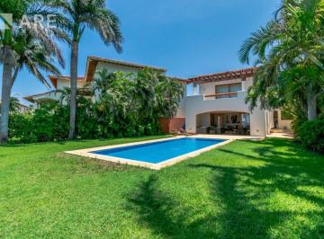 Casa · 860m² · 4 Recámaras · 9 Estacionamientos · Casa en Venta, Isla Dorada, Zona Hotelera Cancun
