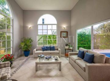 Casa · 860m² · 4 Recámaras · 6 Estacionamientos · Casa Disponible en Campestre Residencial en Cancún.