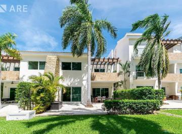 Casa · 370m² · 3 Recámaras · 2 Estacionamientos · Casa Amueblada Disponible, Isla Dorada Residencial, Cancún Quintana Roo.