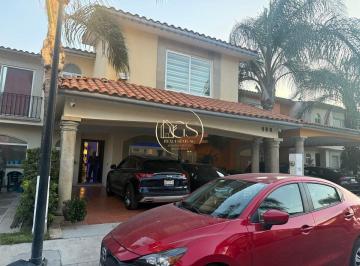 Casa · 200m² · 4 Recámaras · 2 Estacionamientos · Casa en Venta Las Alamedas Celaya