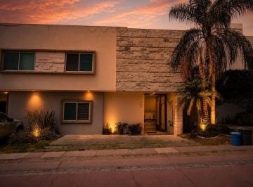 Casa en condominio · 311m² · 4 Recámaras · 3 Estacionamientos · Casa en Venta en Fracc. La Rioja Tlajomulco de Zúñiga, Jalisco