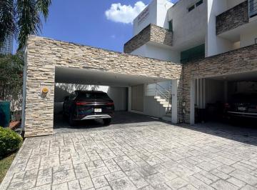Casa · 300m² · 3 Recámaras · 2 Estacionamientos · Casa en Venta en La Muralla San Pedro Garza Garcia