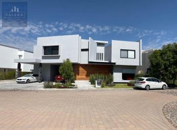 Casa en condominio · 716m² · 4 Recámaras · 3 Estacionamientos · Casa en Venta en El Campanario, Club de Golf, Querétaro