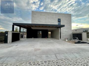 Casa · 315m² · 4 Recámaras · 3 Estacionamientos · Casa en Venta en Campanario, Querétaro