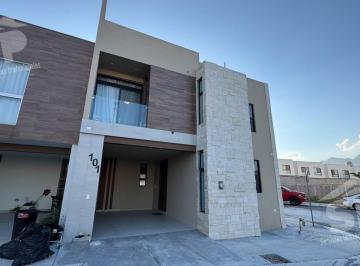 Casa · 135m² · 3 Recámaras · 2 Estacionamientos · Casa de 3 Plantas en Santuario Residencial La Reserva Cumbres Garcia