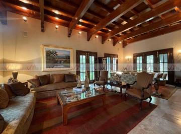 Casa · 1631m² · 3 Recámaras · 7 Estacionamientos · Casa en Venta en El Uro