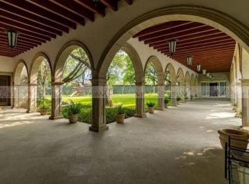 Casa · 1631m² · 3 Recámaras · 7 Estacionamientos · Casa en Venta en El Uro