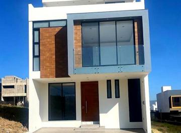 Casa · 200m² · 3 Recámaras · 2 Estacionamientos · Casa con Vista Increible en Senderos de Monte Verde