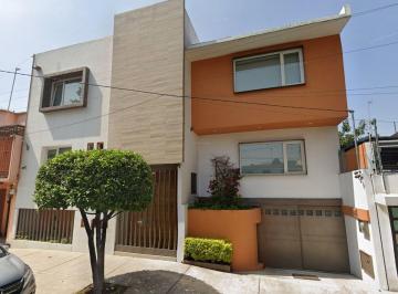Casa de 3 habitaciones, Azcapotzalco · Casa en Venta en Claveria, Azcapotzalco. Cerca de Metro Refineria