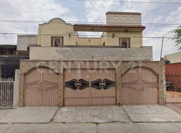 Casa · 326m² · 4 Recámaras · 4 Estacionamientos · Casa en Renta en Colonia El Carmen, Guadalajara.