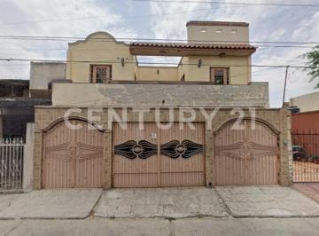 Casa · 326m² · 4 Recámaras · 4 Estacionamientos · Casa en Renta en Colonia El Carmen, Guadalajara.