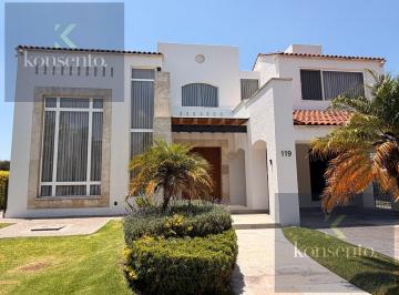 Casa · 3 Recámaras · 4 Estacionamientos · Casa en Fraccionamiento El Campanario